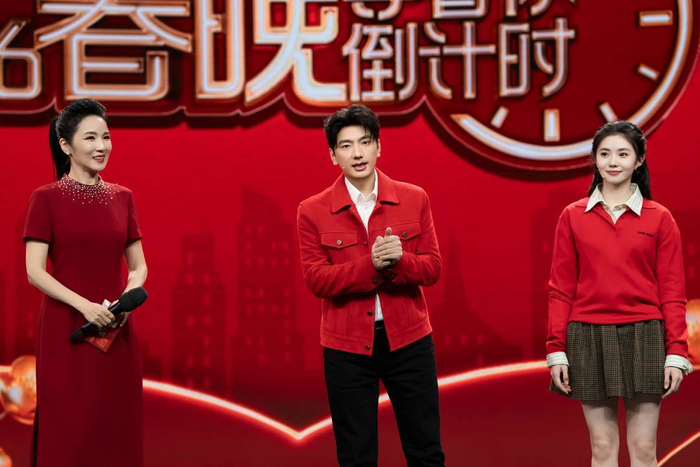 海来阿木（中）与刘浩存（右）做客“春晚倒计时”。图据海来阿木微博