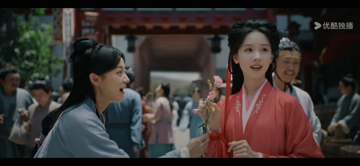 “卖花女”(左)与陈都灵饰演的主角楚朝