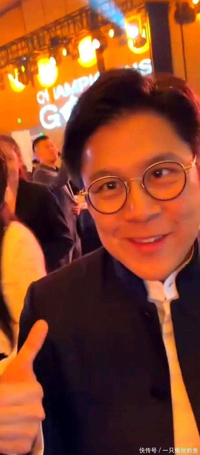 这一晚不仅是对荣耀的庆祝，更是一次对体育精神的传递。霍家多年来对体育事业的坚持和贡献，值得每一个人铭记与敬仰。未来，我们期待能有更多这样的时刻，激励年轻一代继续追求卓越，传承体育的精神与价值。