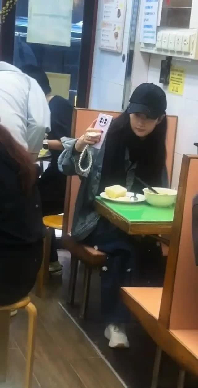 同龄的很多女演员出门都会精心妆造，穿搭配饰样样讲究氛围感。