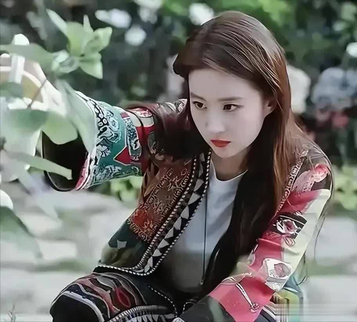 此前她也曾被偶遇在东京哈尔滨等地出行，穿搭风格始终朴素低调。