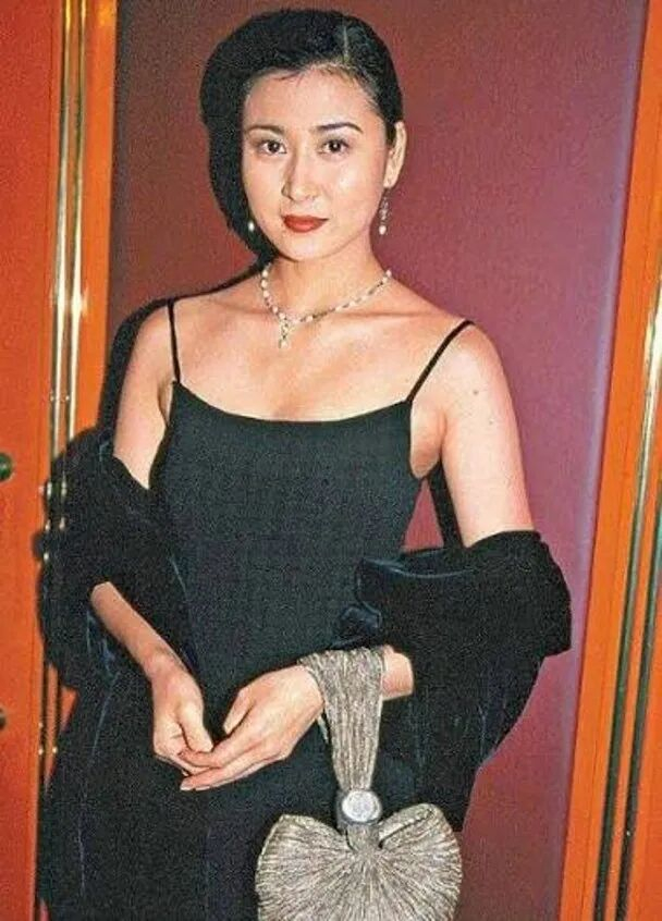 吴雪雯婚后相夫教子，多年来极少出席公开场合，作风低调。